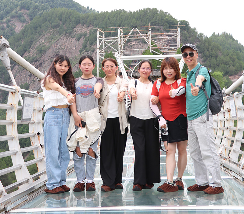九龙山玻璃桥上，我们不恐高，我们站得直